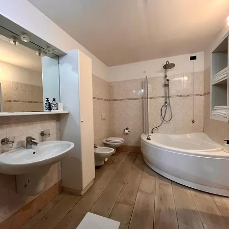 Mit Schoenem Badezimmer Und Garten