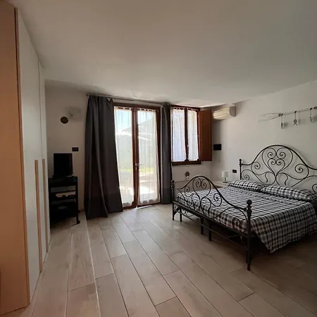 Mit Schoenem Badezimmer Und Garten Apartment